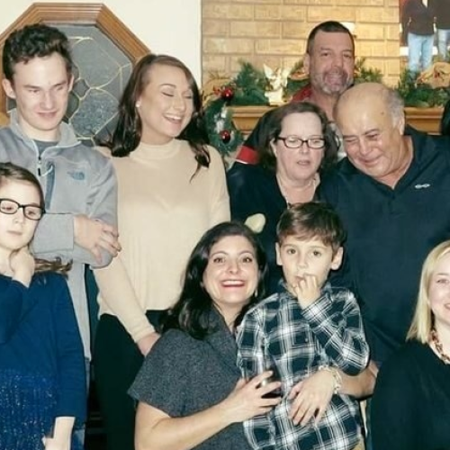 Can You Spot What's Wrong With This Family Christmas Photo?