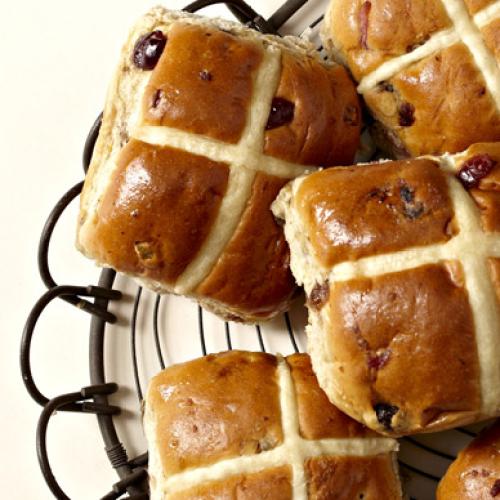 Coles Has Already Started Selling Hot Cross Buns And No, We’re Not Joking