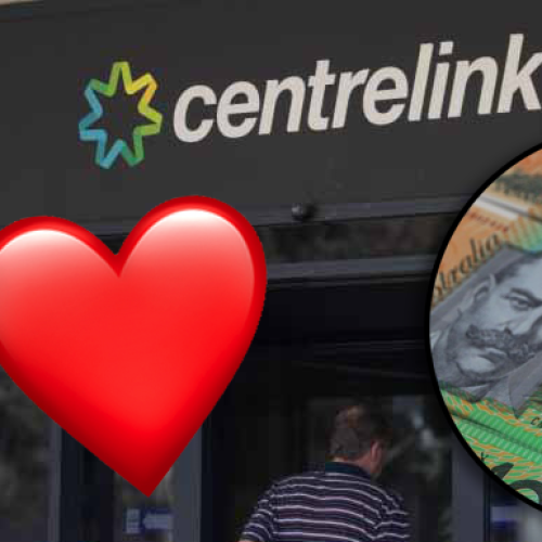 Man Generously Gives Out $100 Bills To Everyone Waiting In Centrelink Line