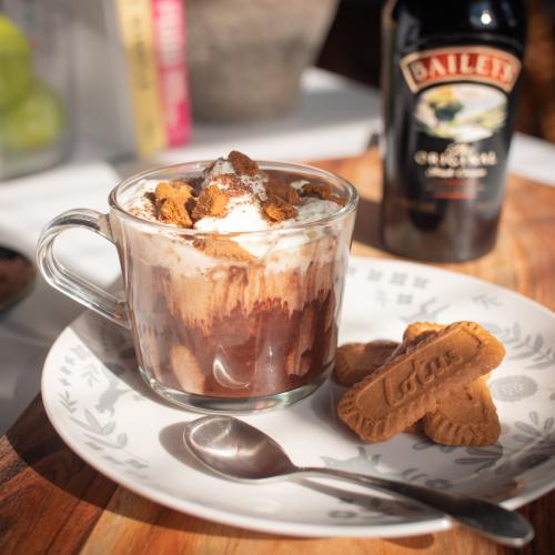 Here's How To Make An Alcoholic Baileys Biscoff Hot Chocolate