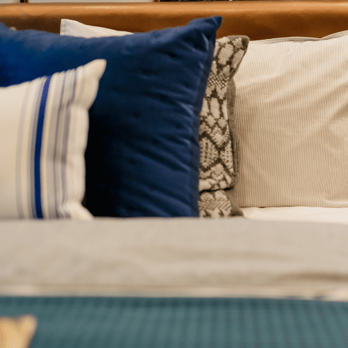 Clever Cleaner Reveals The 30-Second Trick To Check If Your Pillow Is Expired!