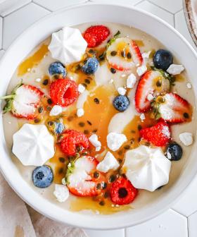 This Pavlova Smoothie Bowl Is The Perfect Summer Breakfast (AND It's Vegan)!