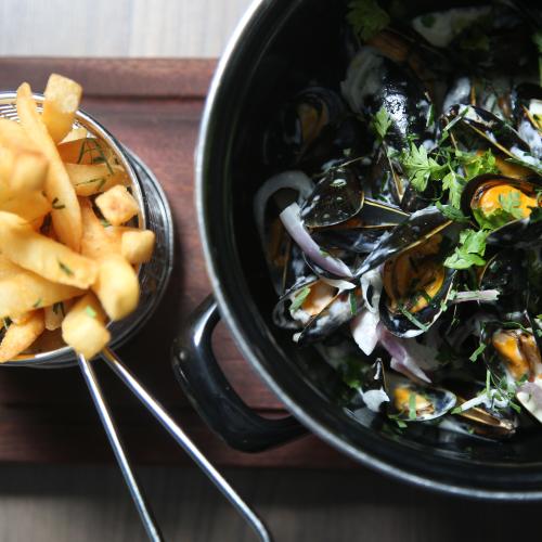 This French Restaurant Is Offering BOTTOMLESS MUSSELS For Only $30!