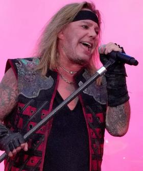 Mötley Crüe's Vince Neil Is Getting Dunked For Using Teleprompter On Tour