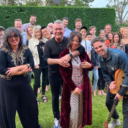 Jimmy Barnes Performs In A Fan's BACKYARD For His Final Show Of 2022!